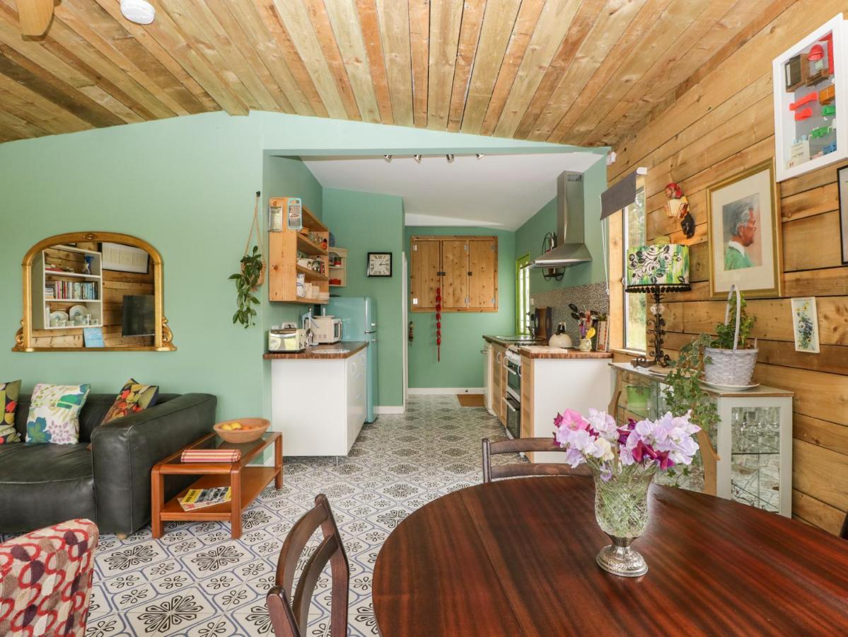 Lulu Logs Villa Бристол Екстериор снимка