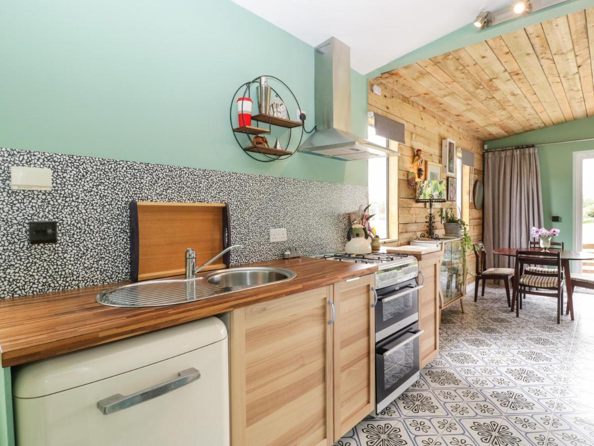 Lulu Logs Villa Бристол Екстериор снимка